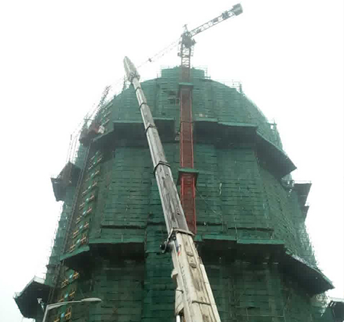 饶河吊车在工地上作业
